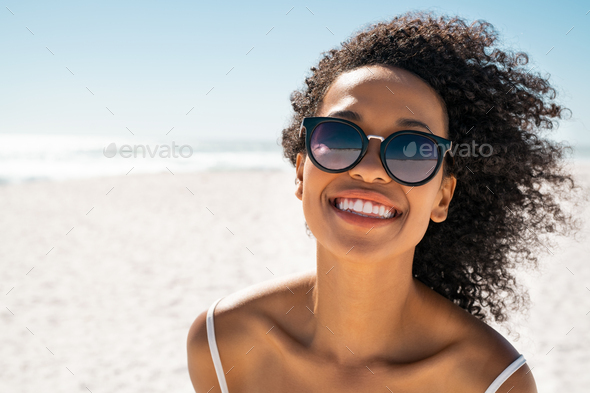 Portrait Beautiful Brunette Girl Wearing Sunglasses Stock Photo 199027094 |  Shutterstock