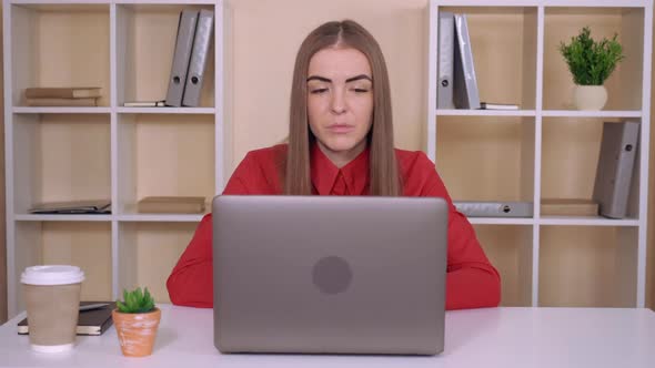 Businesswoman Has Negotiation with Business Partner Remote alt