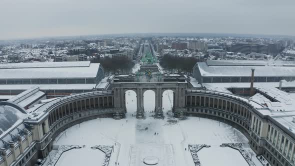 Aerial view of Arc du Cinquantenaire in wintertime, Brussel, Belgium. alt
