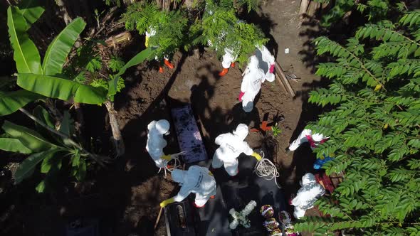 The group of Covid-19 officers in Indonesia is burying the bodies of those who have been confirmed b alt