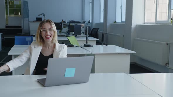 Close Up View of a Lady That Spinning in Her Chair alt