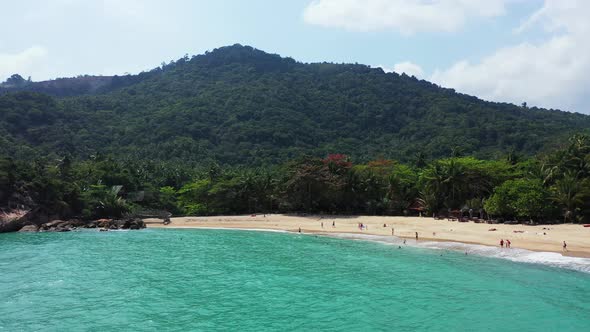 foamy waves washing the white sand shore of Koh Phangan island, Thailand alt