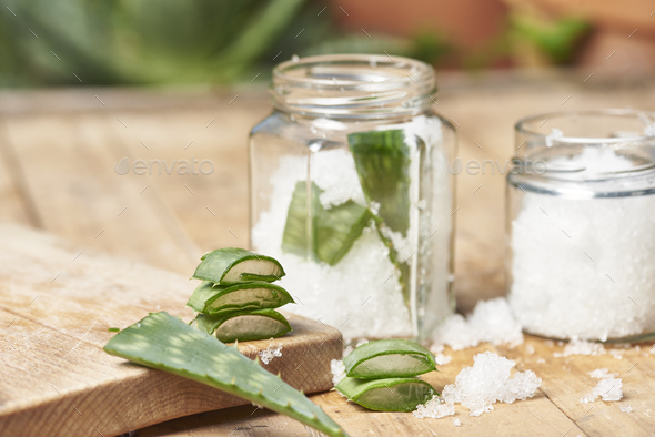 natural wound healing by applying natural plants, example of aloe vera cream