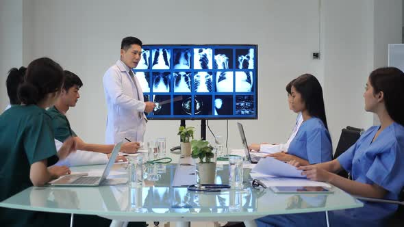 Meeting medical team of hospital alt