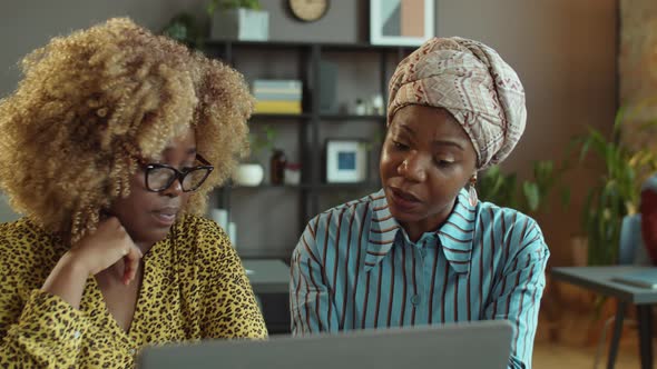 African American Female Colleagues Cooperating in Office alt