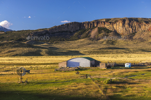 Farm buildings at Estancia La Oriental, Perito Moreno National Park, Santa Cruz Province, Patagonia, - Stock Photo - Images