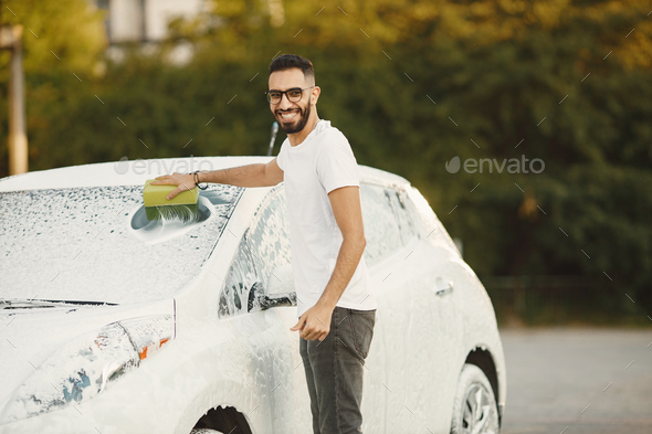 Politisk Knogle Dele Indian man washing his white transportation on car wash Stock Photo by  prostooleh