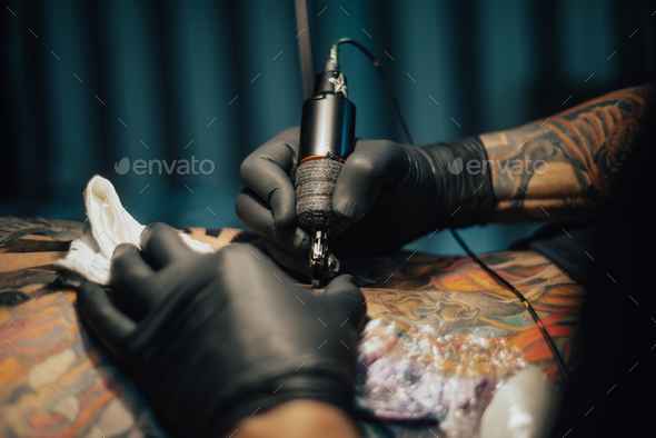 vintage tattoo studio logo with 2 tattoo machine 11201536 Vector Art at  Vecteezy