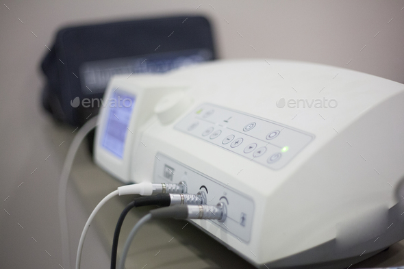 Electromagnetic wave device for physiotherapy massages,