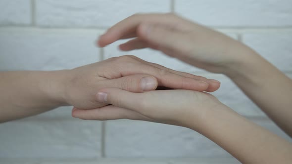 To pat mother's hand. alt