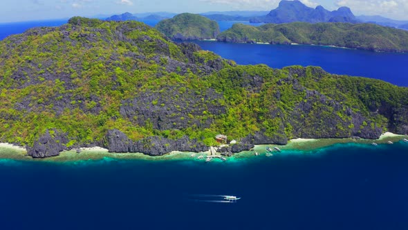 Scenic View of the Bay Surrounding Matinloc Island at Palawan, Philippines alt