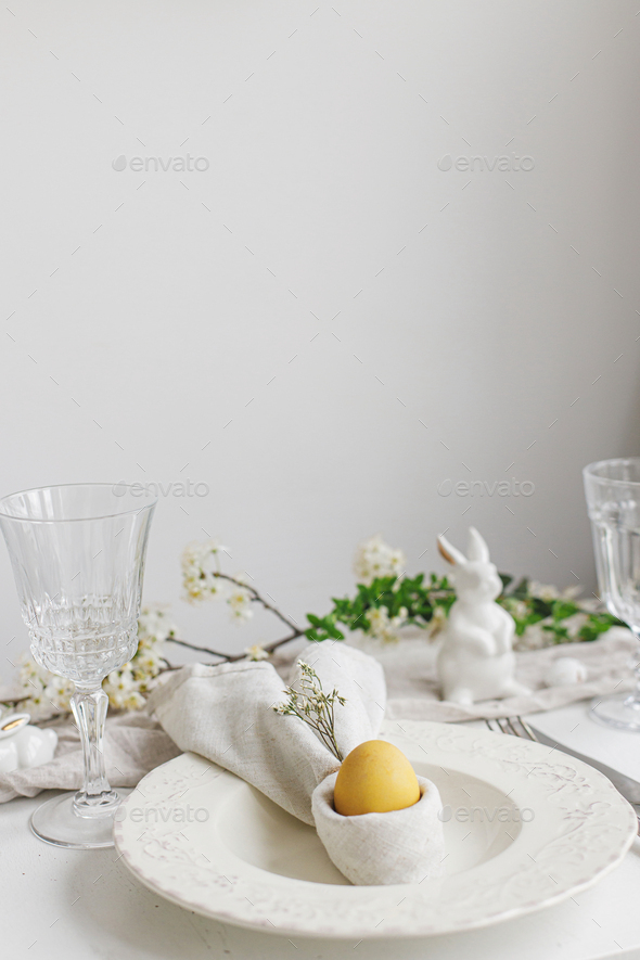 Happy Easter! Stylish elegant Easter brunch table setting