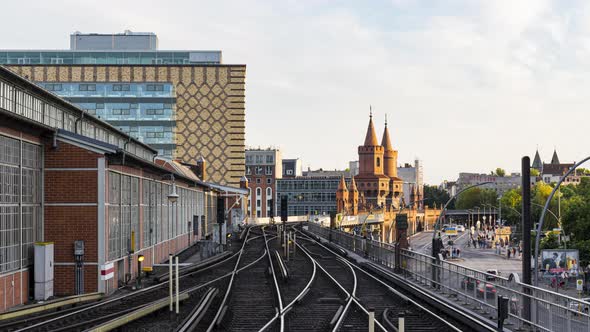 Time Lapse of moving subways on Oberbaum Bridge, Berlin, Germany alt