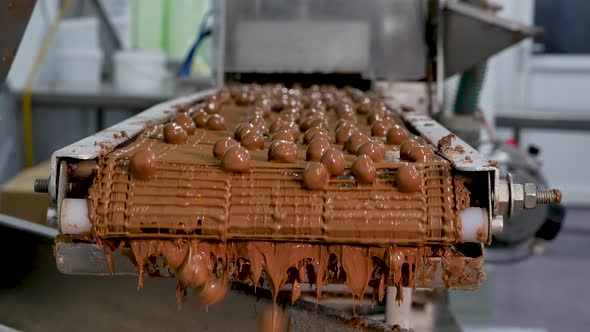 Mixing Chocolate candy balls with sugar alt