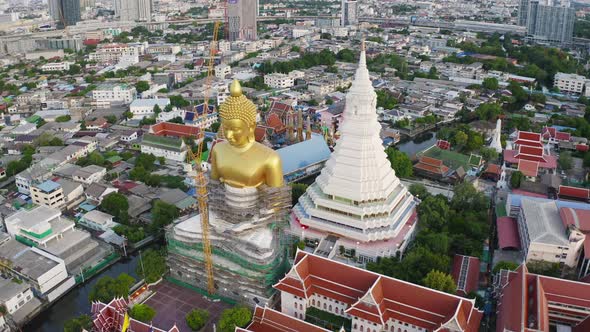 Aerial view of the Giant Golden Buddha in Wat Paknam Phasi Charoen alt