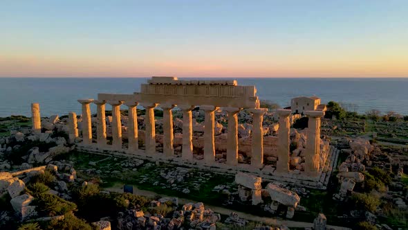 Selinunte Temple Sicily Italy Sunset at the Archeological Site of Selinunte Sicilia alt