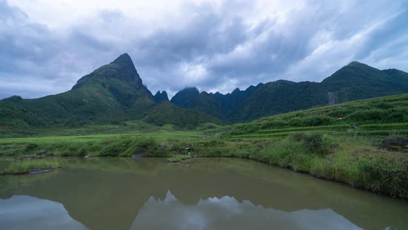 Time lapse of Fansipan mountain hills valley on summer with lake in Sapa, Viernam. alt