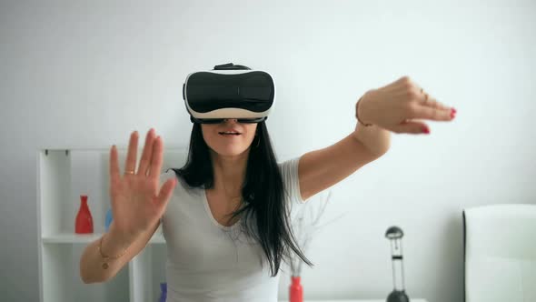 Young Woman Experience with Virtual Reality alt