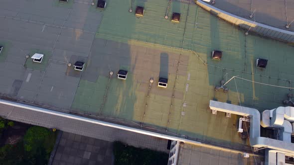 Overview of the Law and Economics Campus.Smooth aerial view flight tilt up drone footage  of Freie alt