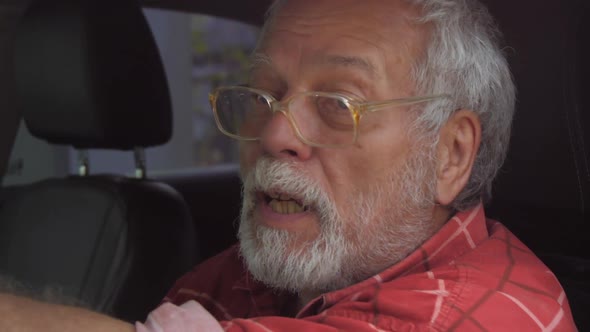 Aged Police Driver Follows Criminal Talking on Radio alt