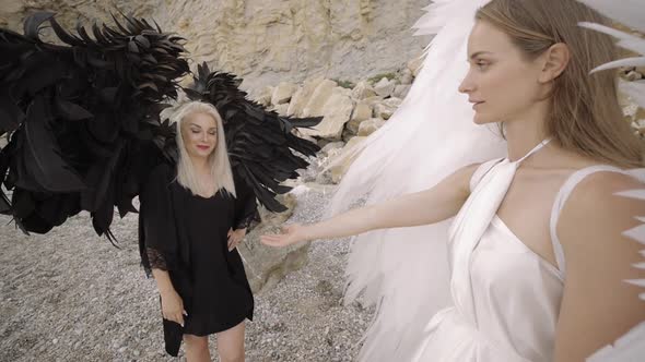 Female Models in the Image of Angels alt