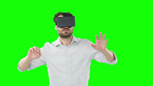 Man using virtual reality headset alt