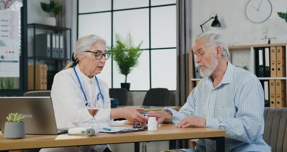 Doctor wich Checking Senior Adult Patient Measuring Oxygen Level During Healthycare Visit at clinic alt