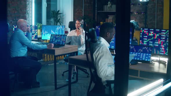 A Team of Traders are Working with the Stock Market Data alt