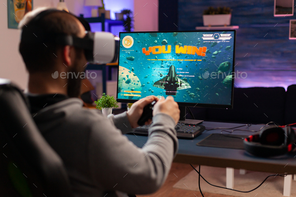 Fotografia do Stock: Pro gamer playing virtual video game on