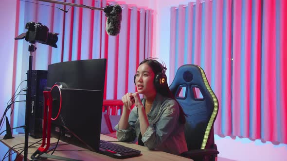 Young Streamer Gamer Talking To The Camera alt