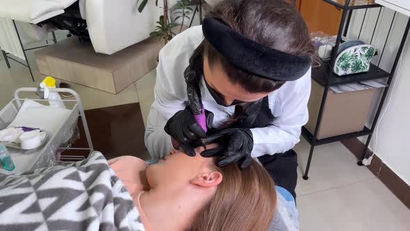 Master Makes Permanent Eyebrow Procedure Using Special Needle Tattoo Machine