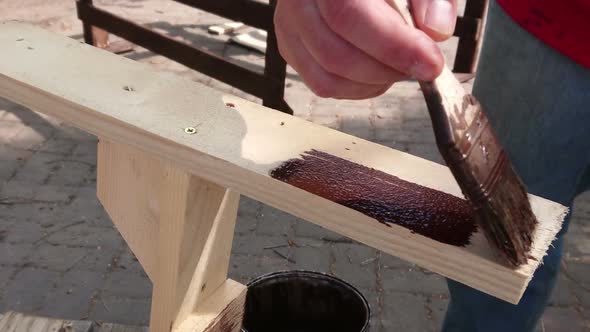 Painting wood in the home garden alt