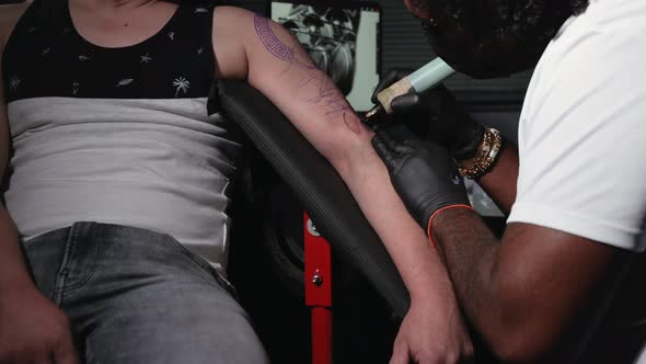 Body Art at the Tattoo Studio alt