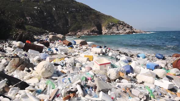 Environmental destruction from plastic waste causes climate change, pollution and climate change, an alt