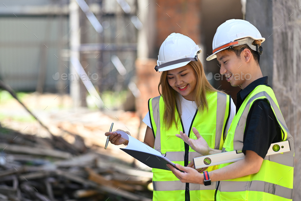 Structural engineer and architect discussing the construction process ...