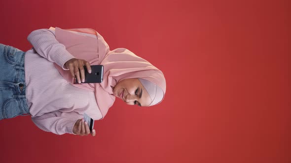 Gadget Banking Cashless Payment Woman Credit Card alt