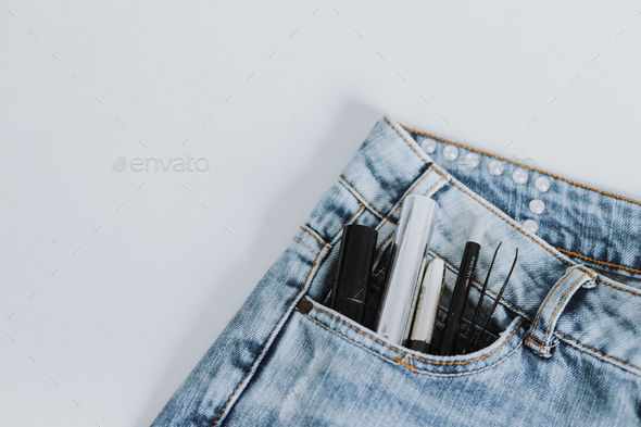 Cosmetic set in pants pocket