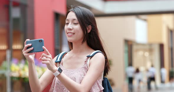 Woman taking photon with cellphone alt