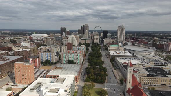 4k drone video of St. Louis, Missouri skyline. alt