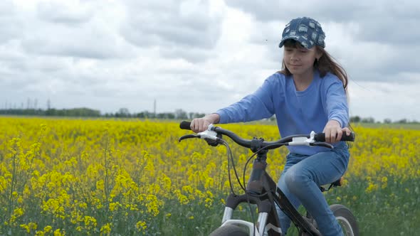A child on a bicycle. alt