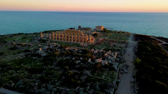 Selinunte Temple Sicily Italy Sunset at the Archeological Site of Selinunte Sicilia alt