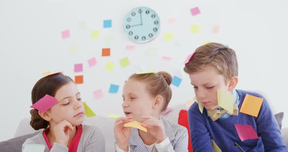 Male executive with colleagues discussing with each other 4k alt