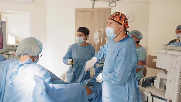 Surgeons Team Performing Operation in Hospital Operating Theater Surgeon alt