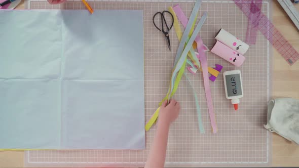 Flat lay. Step by step. Making unicorns out of paper and empty toilet paper rolls. alt