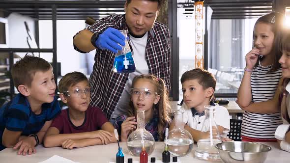 Teacher Shows Young Students Chemical Experiment in Class alt