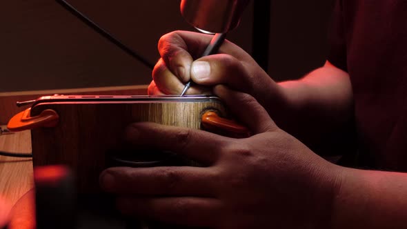 Master Jeweler Makes Gold Jewelry for Phone alt