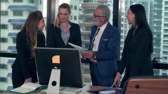 Business People Working with Desktop Computer in Office alt