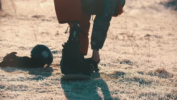 A Man with Prosthetic Leg Getting on the Board alt