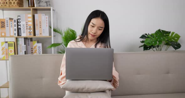 Woman working on a laptop alt