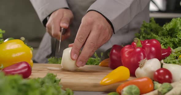 Slicing White Onion alt